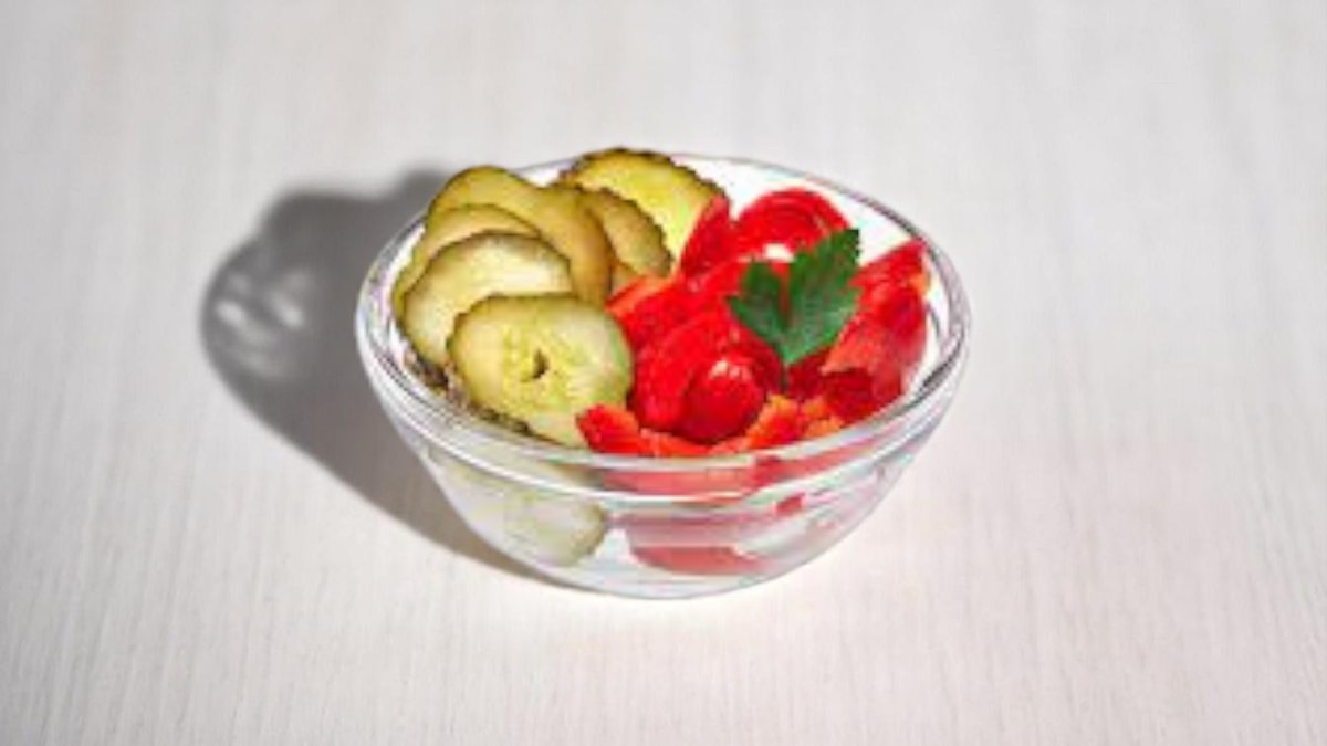Salată de castraveți și gogoșari la oțet