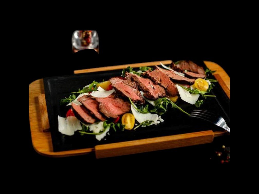 Tagliata de vită cu rucola, roșii cherry și parmezan