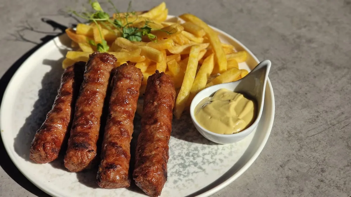 4 buc. mici + muștar + cartofi prăjiți