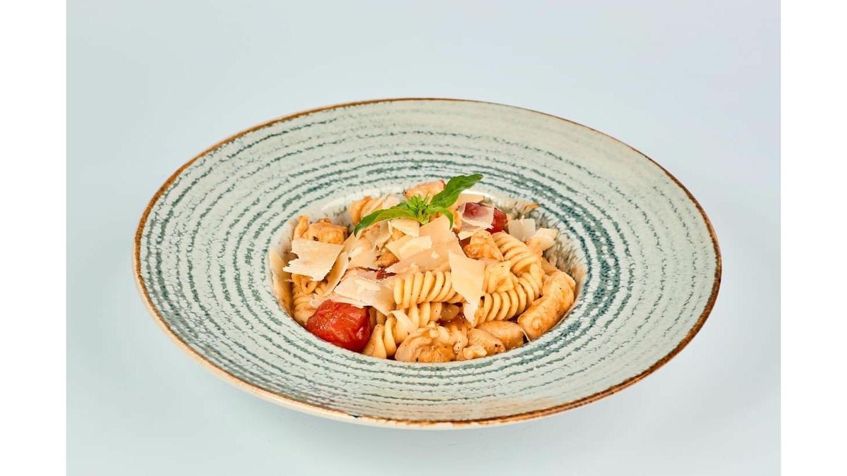 Fusilli cu piept de pui și sos de roșii