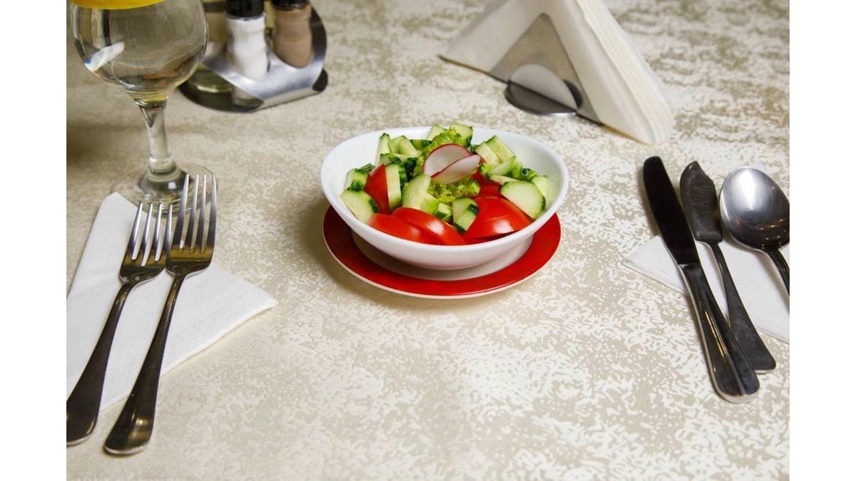Salata de roșii si castraveti