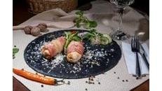 Rulada din piept de pui invelita in bacon cu burduf si cartofi transilvania