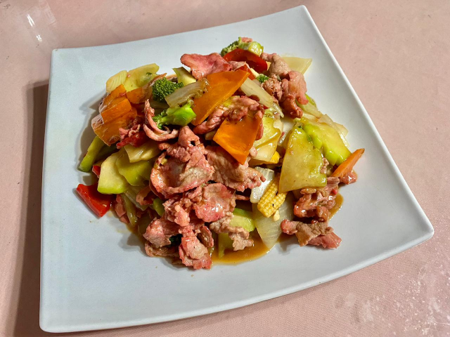 Lechón Asado con Verduras