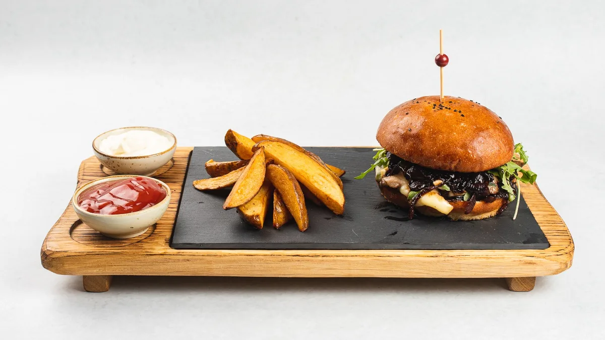 Cool burger z govejim mesom in ocvrtim sirom