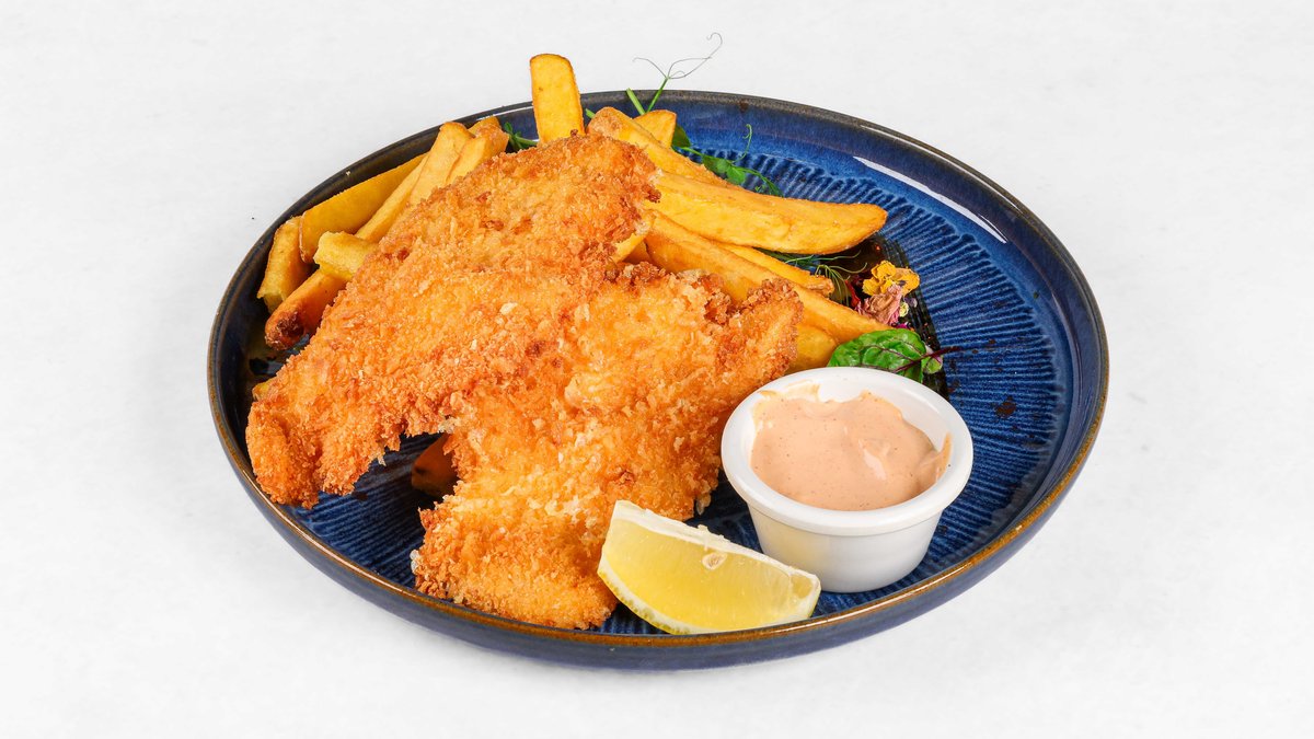 Ocvrt piščančji zrezek s parmezanovimi drobtinami, domač krompir, hišna omaka
