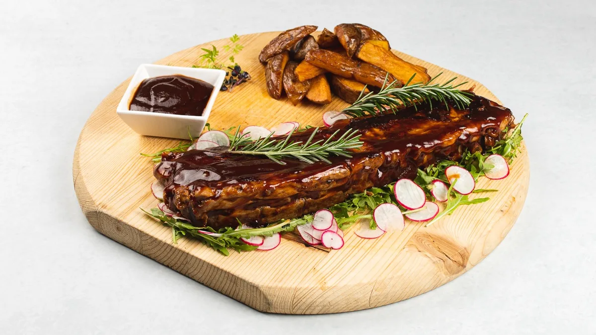 Rebrca z domačim krompirjem in BBQ omako