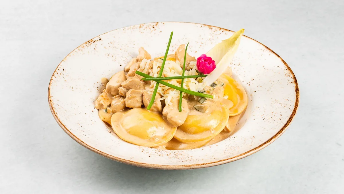 Sirovi ravioli s piščancem, bučkami in papriko v kremni omaki