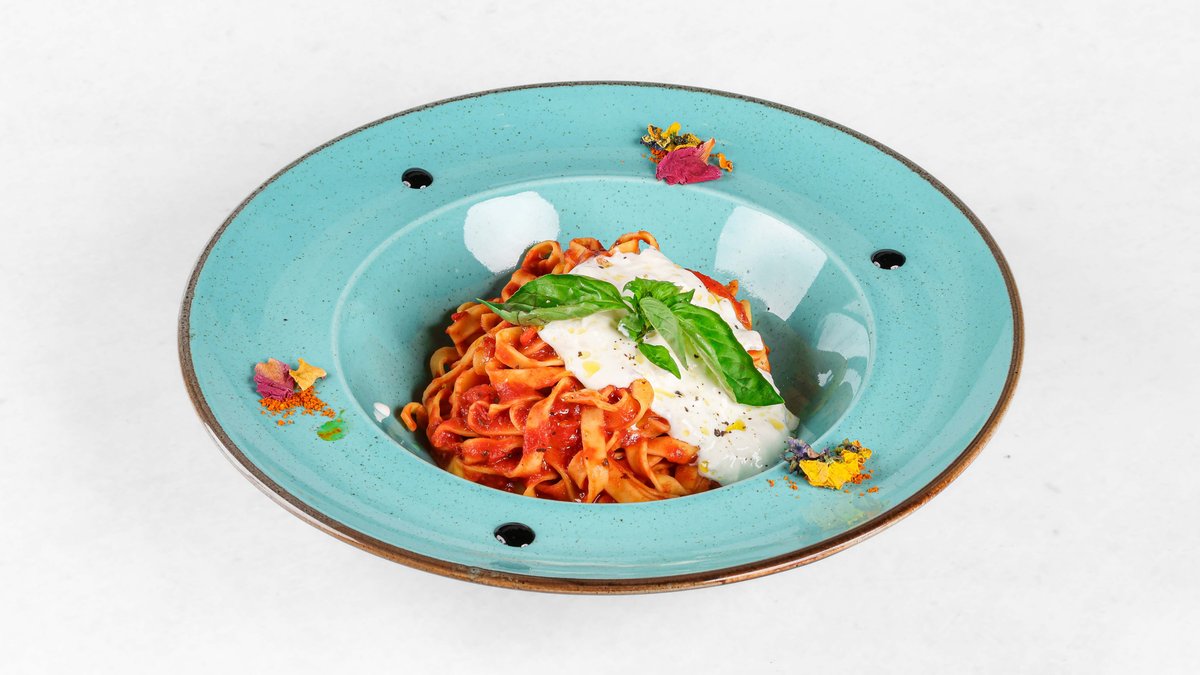 Tagliatelle, paradižnikova omaka, stracciatella
