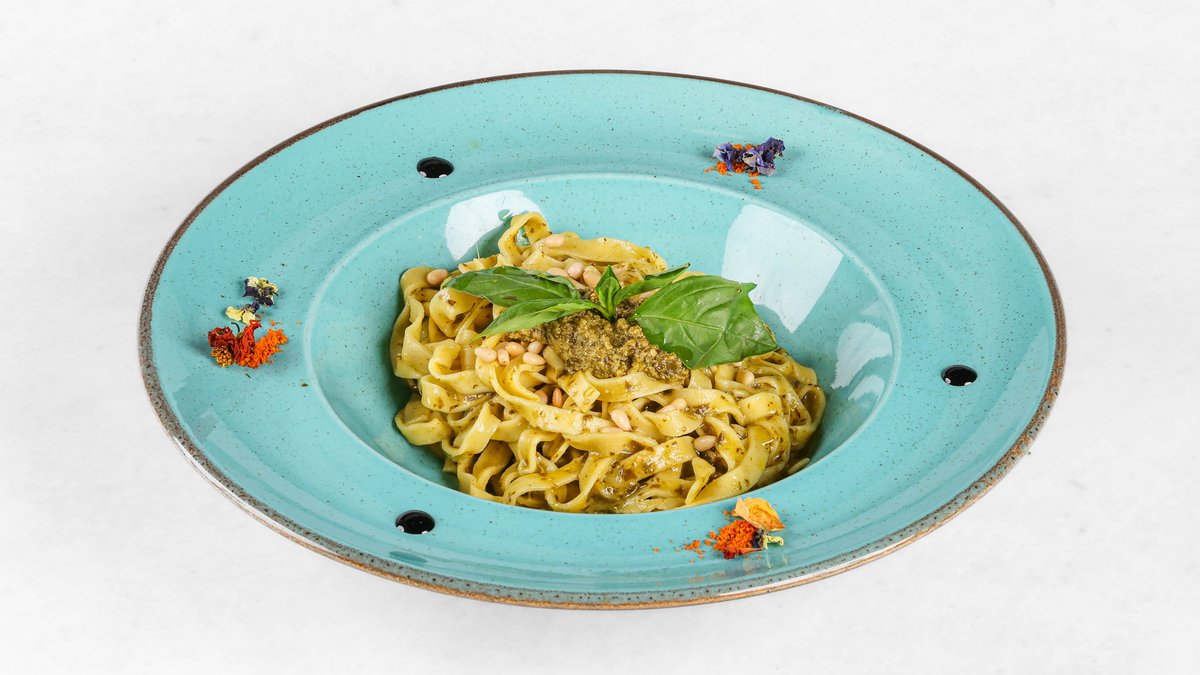 Tagliatelle, pesto, pinjole
