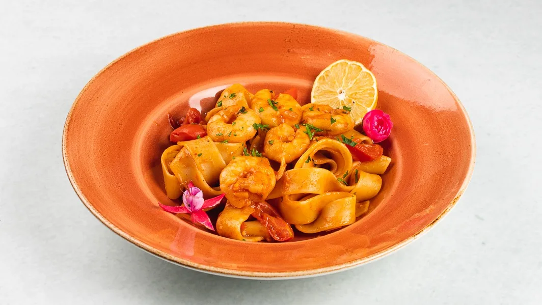 Tagliatelle z gamberi na buzaro