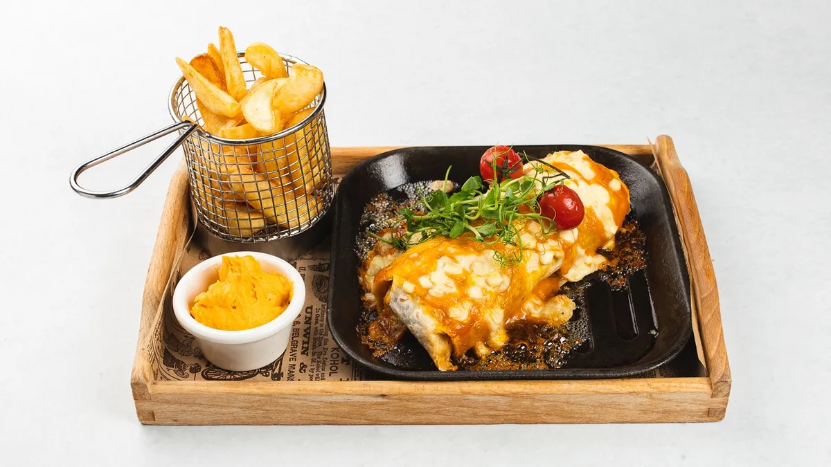 Enchilada z govedino, nacho sirom in ocvrtim krompirčkom