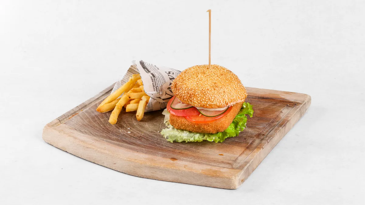 Burger z ocvrtim sirom in pomfri