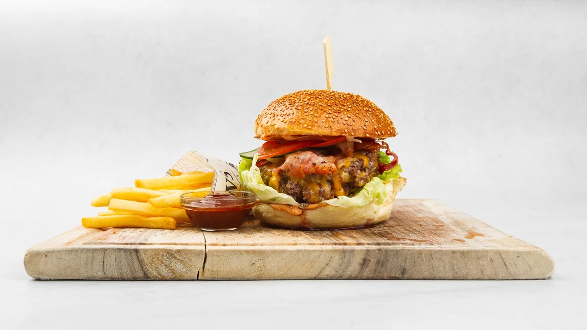 Goveji burger s cheddarjem in pomfri