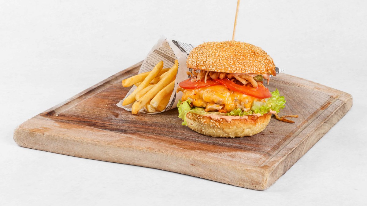 Piščančji burger z briejem in pomfri
