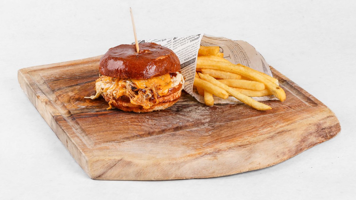 Pulled pork burger in pomfri