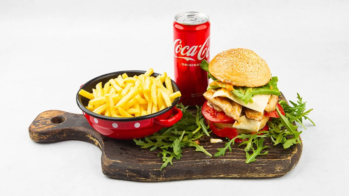 Chick-O-Grande burger s prilogo in pijačo po izbiri