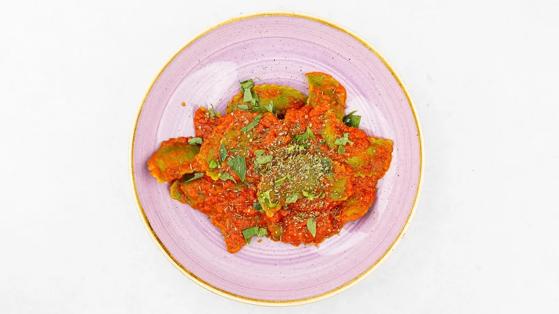 Hišni veganski ravioli s paradižnikovo omako