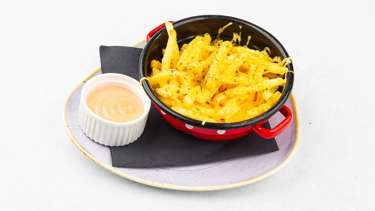 Krompirček s cheddarjem in česnom + hišna omaka