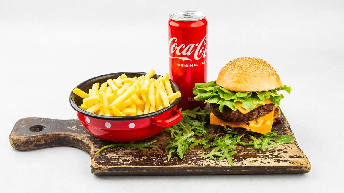 Majster Beef burger s prilogo  in pijačo po izbiri