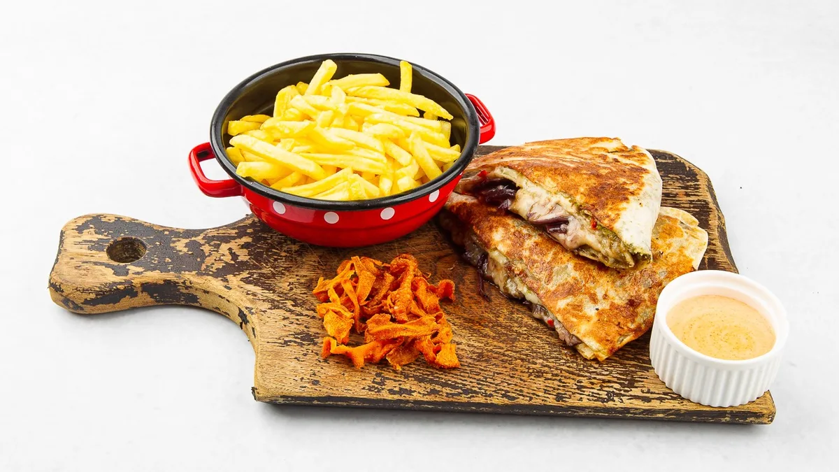 Tortilja "TikTok style" wrap s šampinjoni + krompirček + hišna omaka