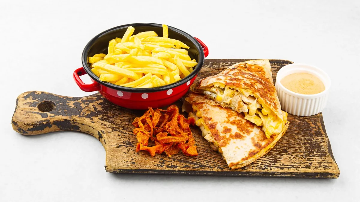 Tortilja "TikTok style" wrap s piščancem + krompirček + hišna omaka