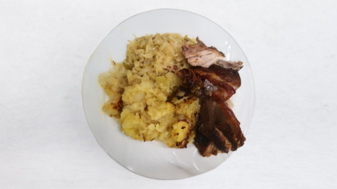 Pečena svinjska rebrca, pomfri, prebranec in pečena paprika