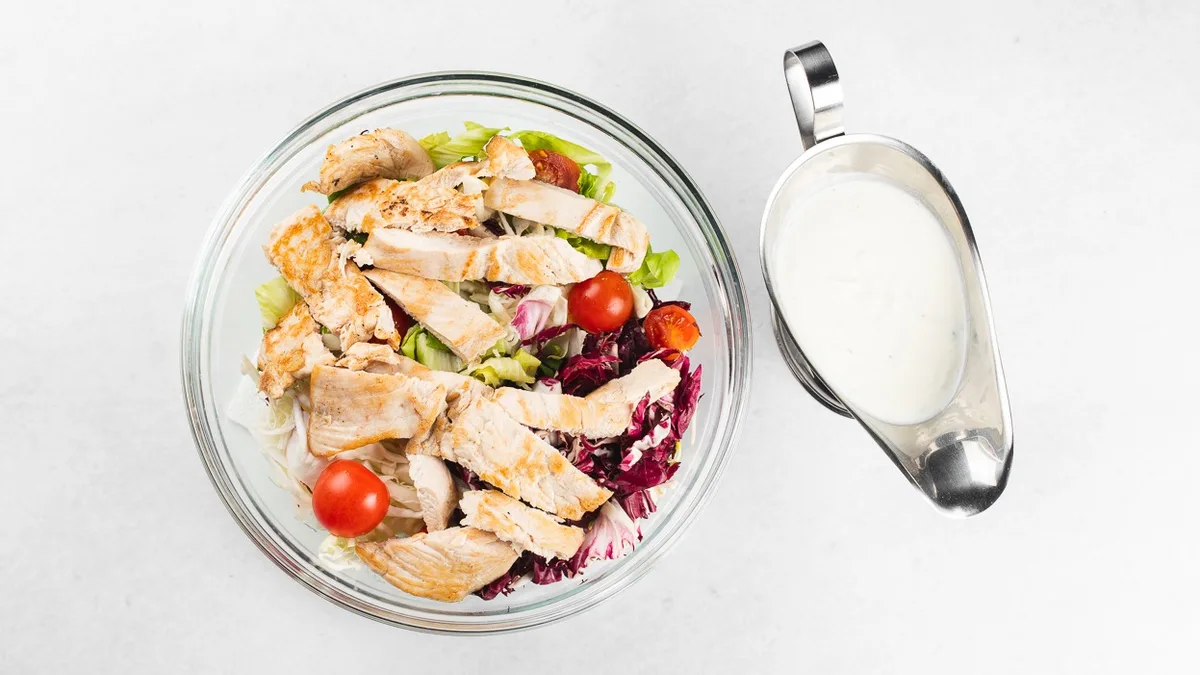 Puranja solata s tzatziki prelivom