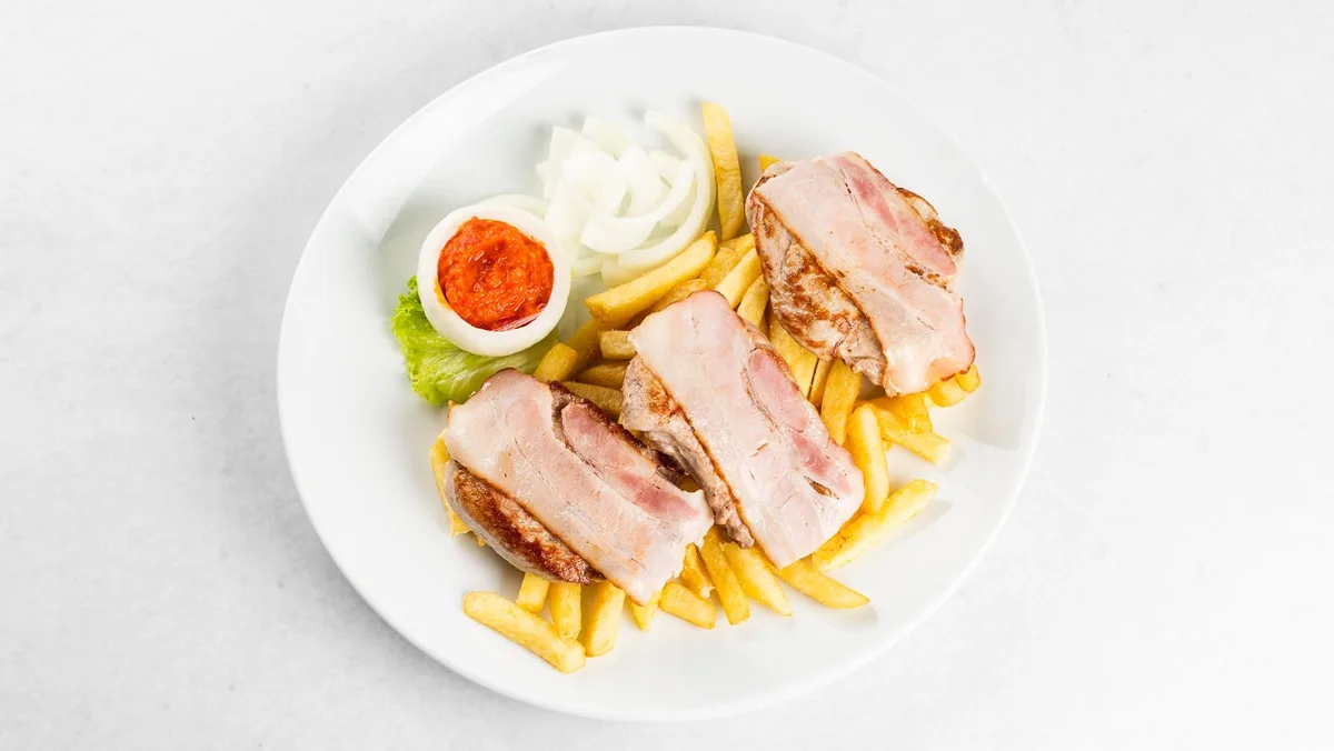 Svinjski medaljončki s hamburško slanini na žaru