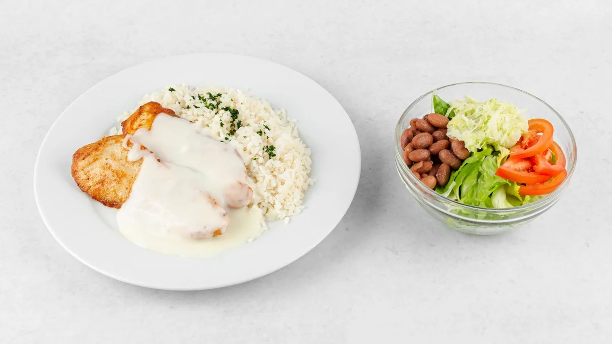 Piščančji file v smetanovi omaki s prilogo