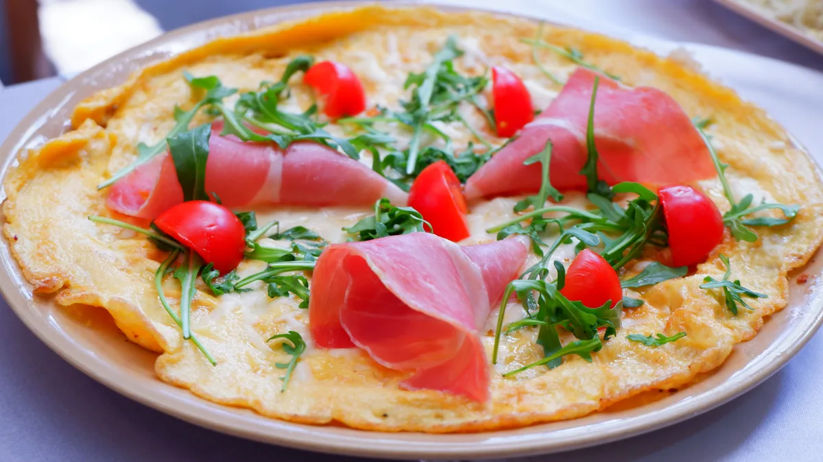 Omlet sa njeguskim prsutom