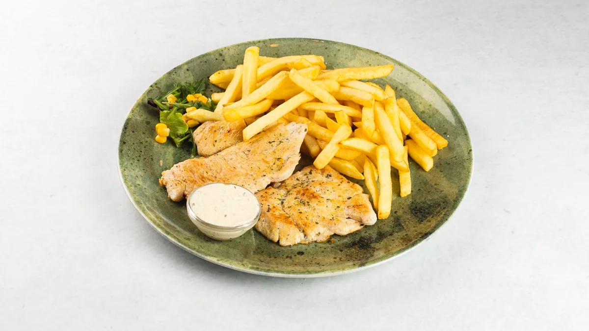 Pileći file sa žara i pommes frites