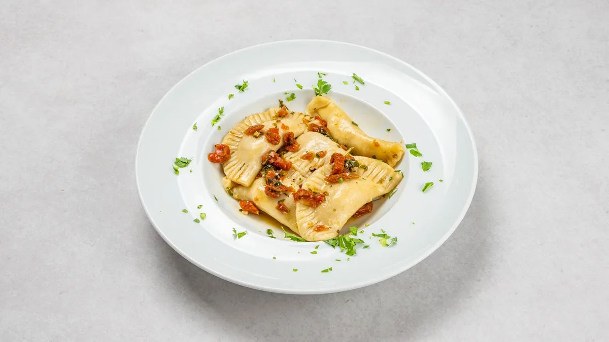 Ravioli punjeni ribom u umaku od bosiljka