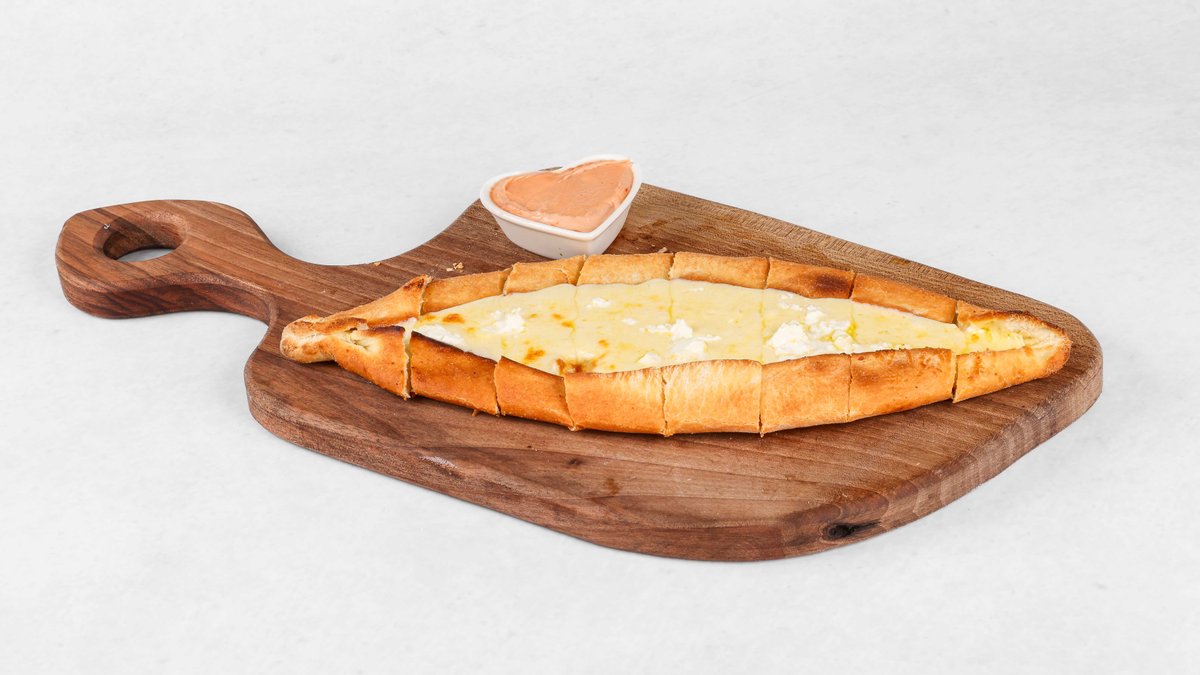 Pide sa kačkavaljem i sudžukom