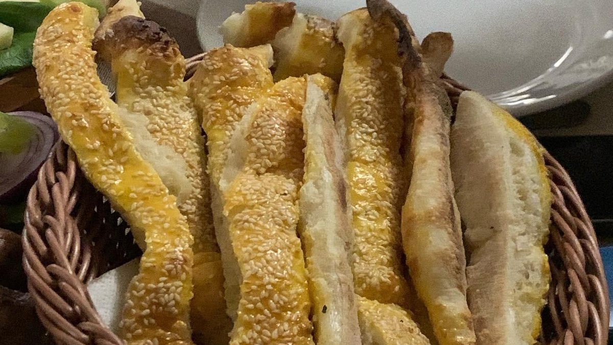 Furnarini sa belim lukom i susamom