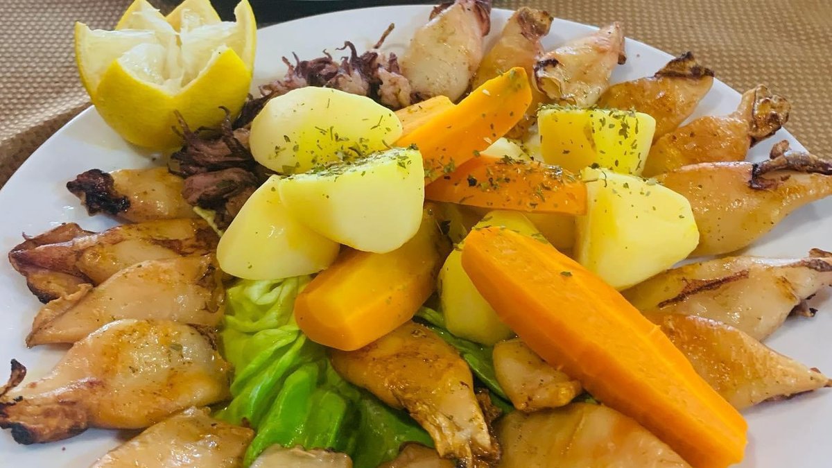 Lignje na žaru 200g sa dalmatinskim varivom 150g