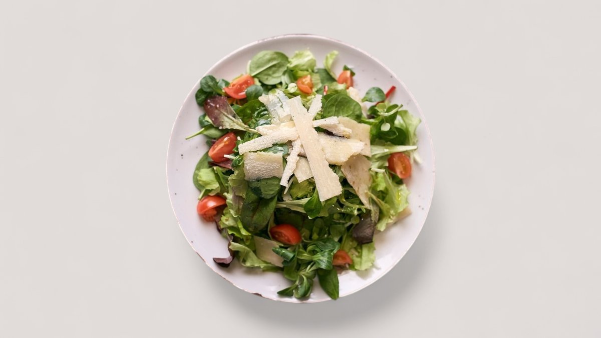 Miks zelenih salata sa čeri paradajzom i parmezanom