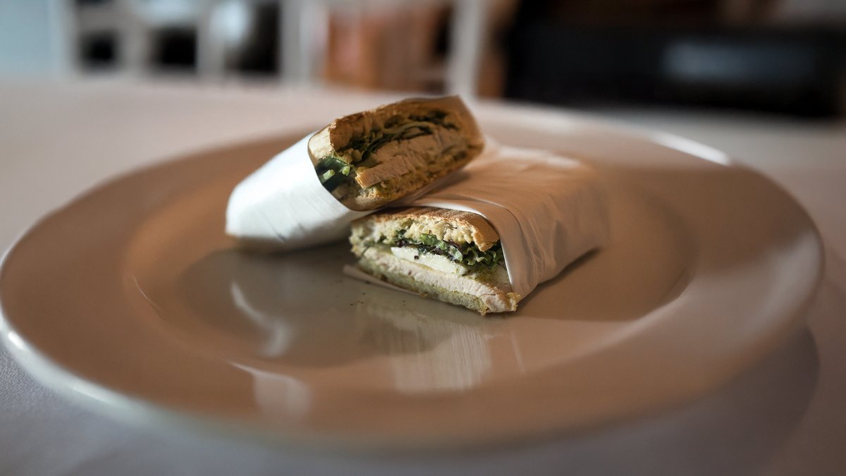 Sendvič sa piletinom i pesto sosom