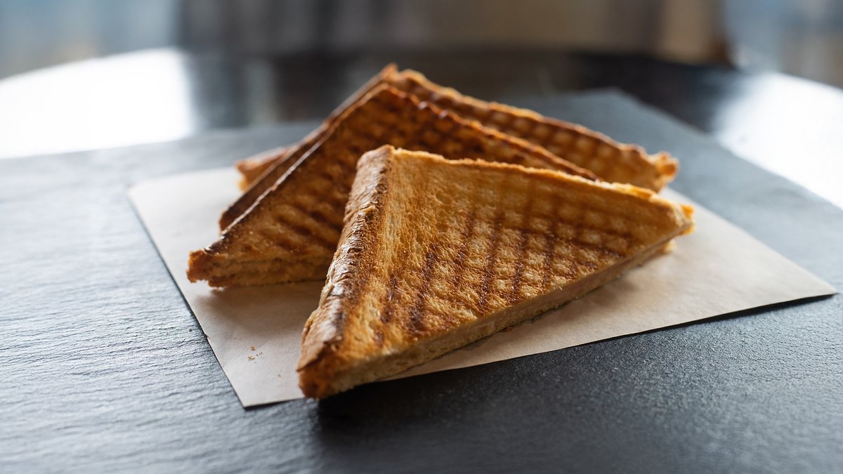 Tost sendvič sa šunkom i ementaler sirom