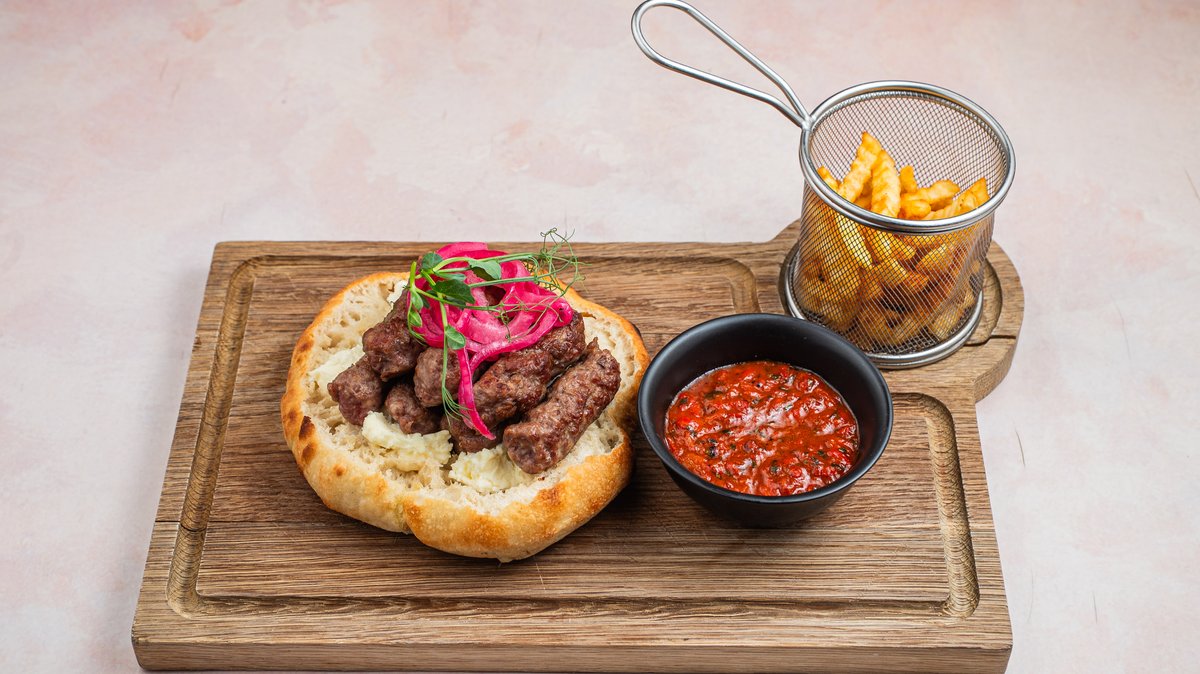 Ćevapi sa kajmakom