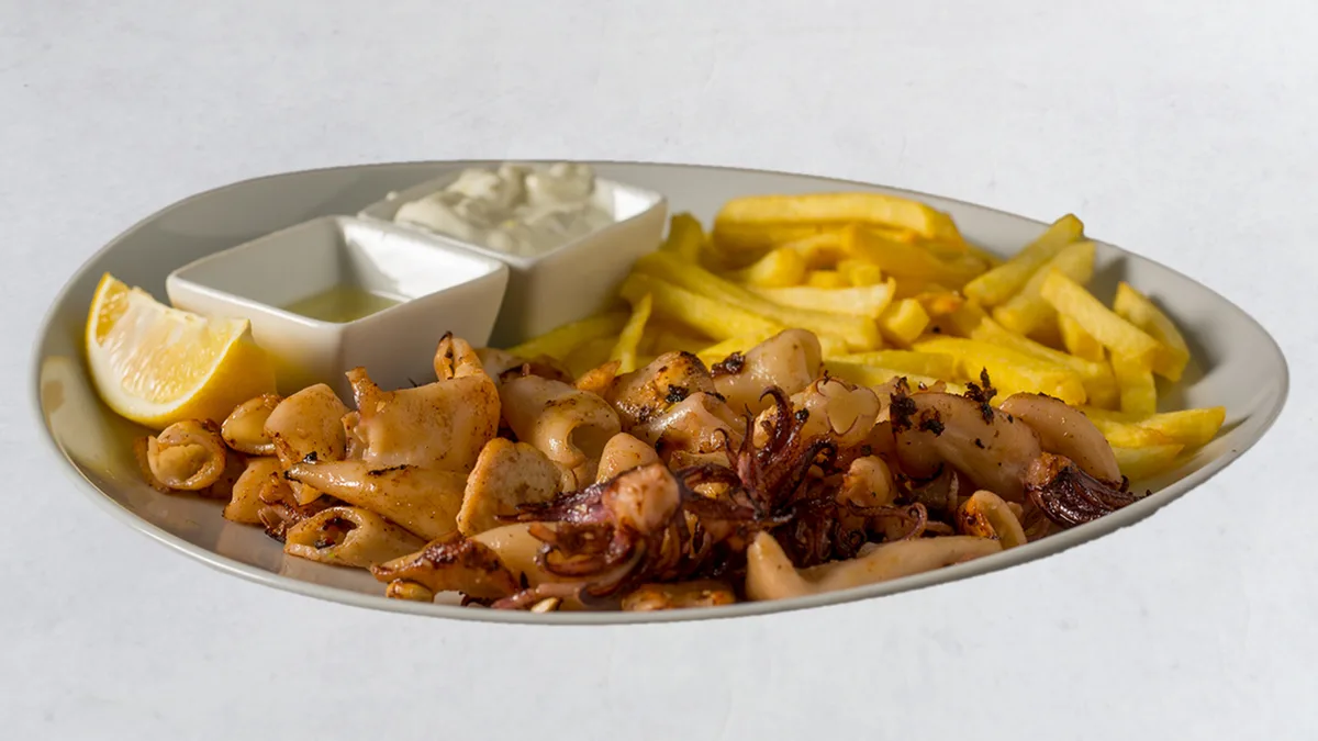 Lignje na žaru sa pomfritom