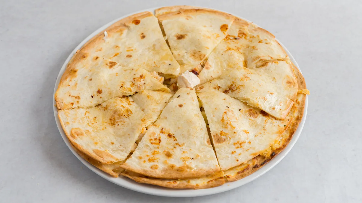 Pileće belo meso sa 3 vrste sira u tortilji (440 gr)