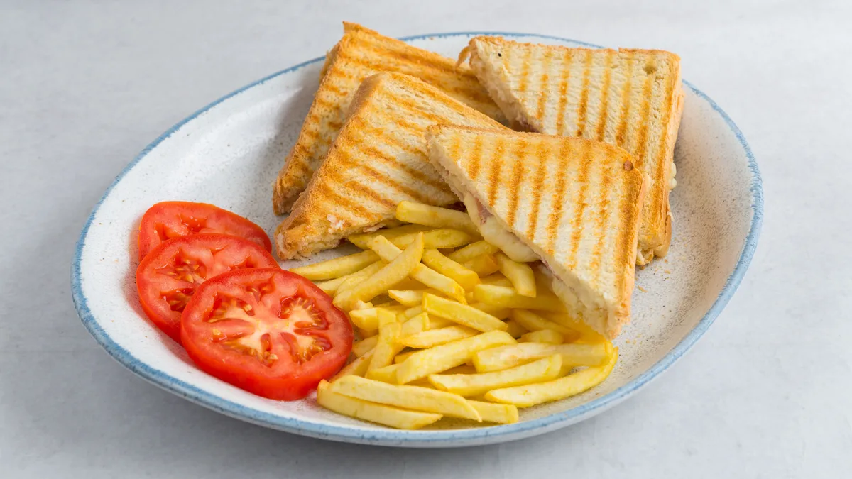 Tost pršuta sa pomfritom