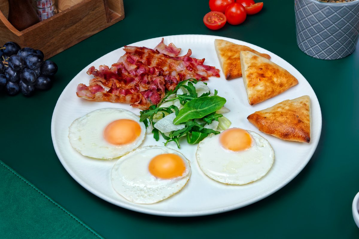 Jaja na oko sa pančetom i kobasicom