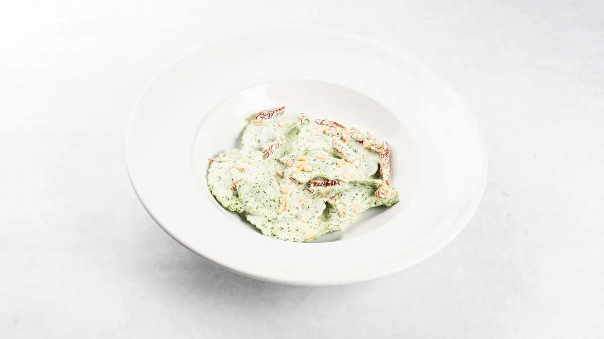 Ravioli od koprive u vrhnju s bučinim sjemenkama