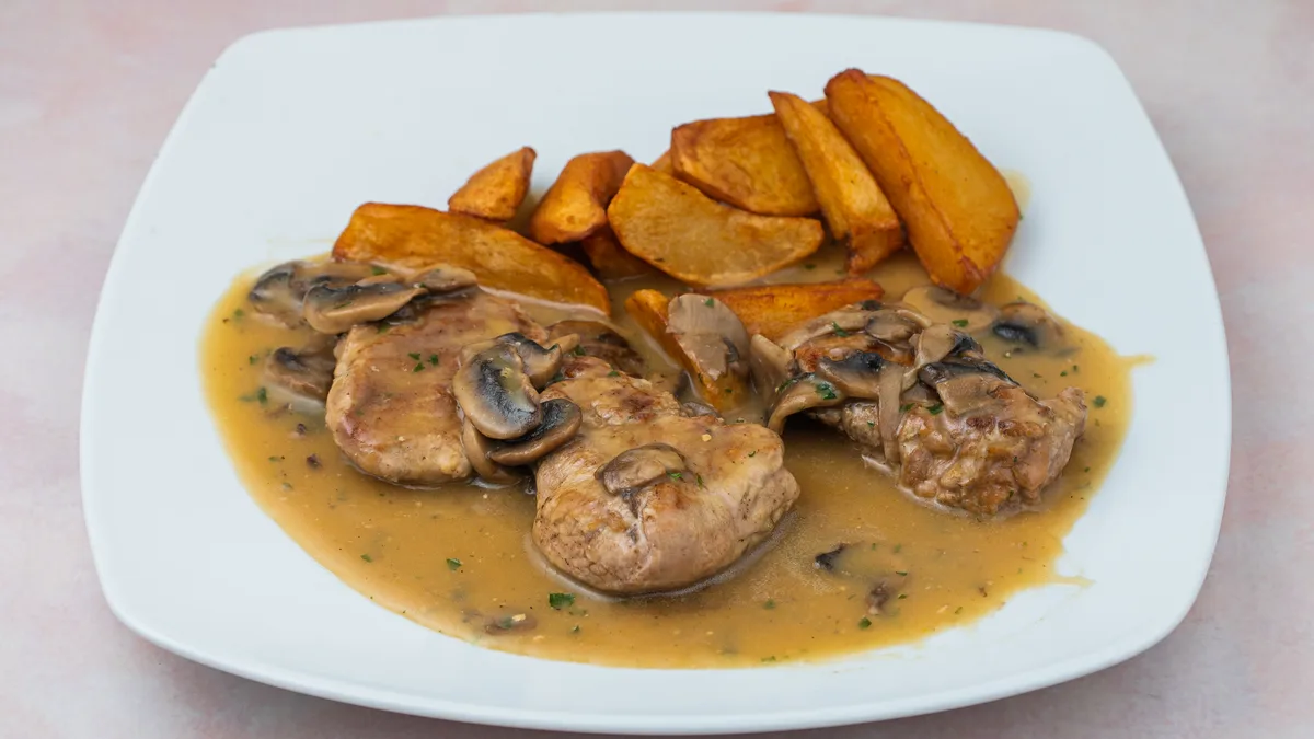 Svinjski medaljoni sa pečurkama 300g + 100g pekarski krompir