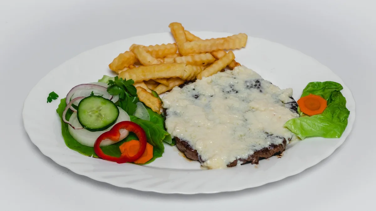 Pljeskavica na kajmaku 200g
