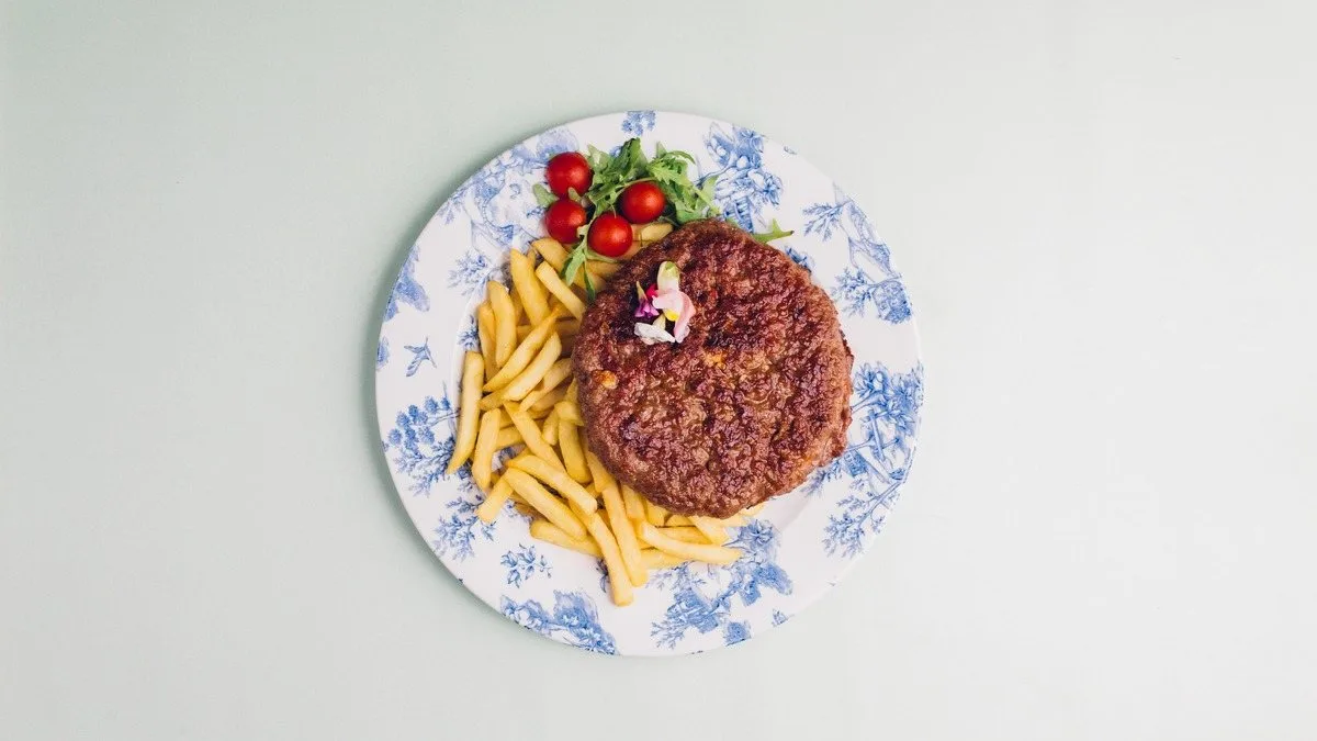 Gurmanska pljeskavica + pomfrit