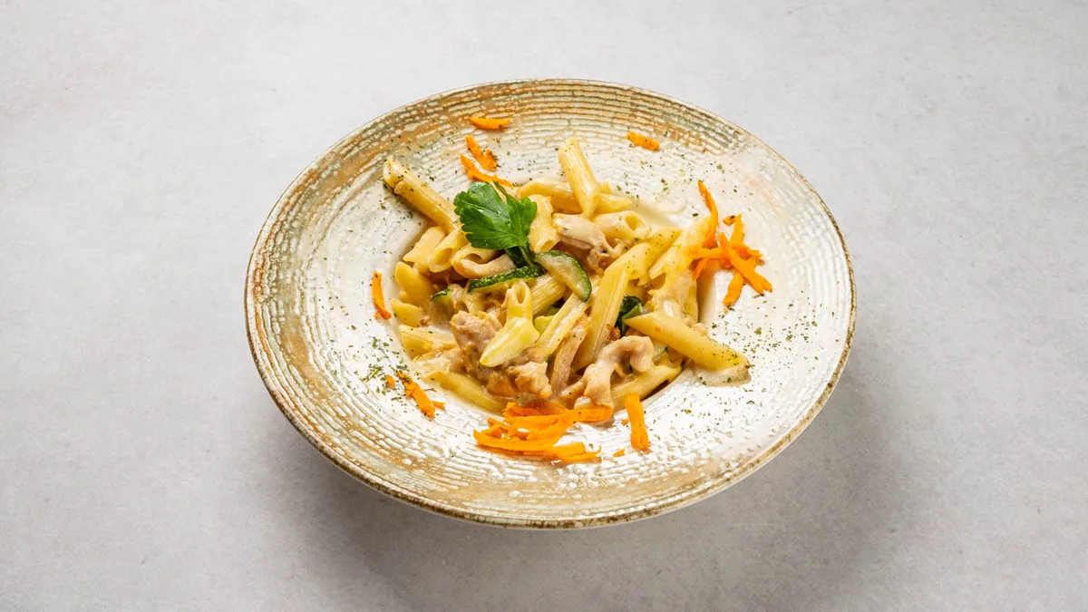Penne rigate s piletinom i tikvicama na bijelo