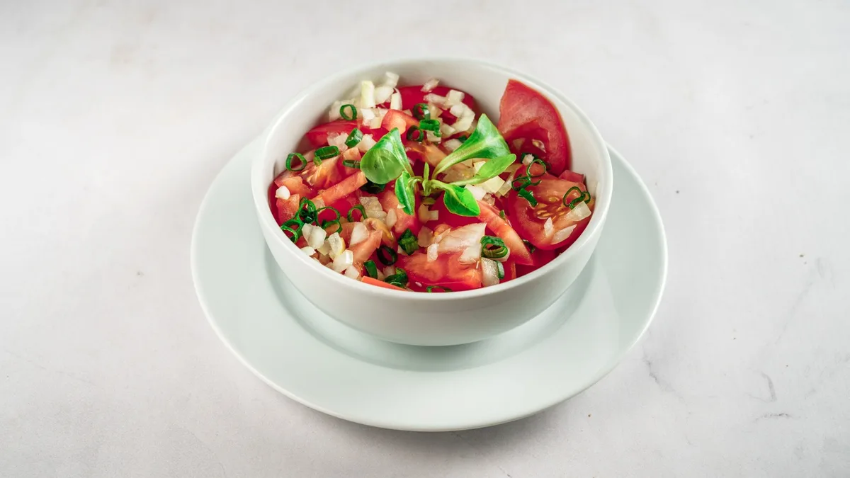 Salata od rajčice i luka