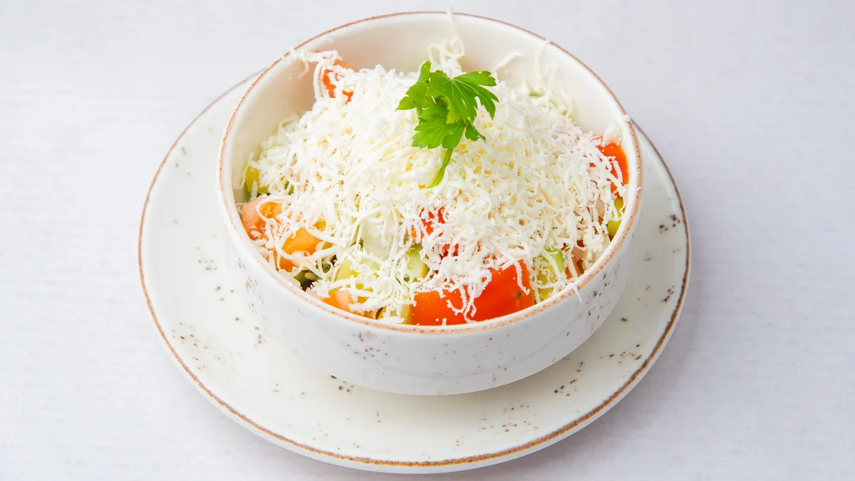 Srpska salata sa sirom